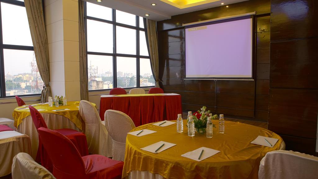 Gemini Continental, Hazratganj Hotel Lucknow Buitenkant foto