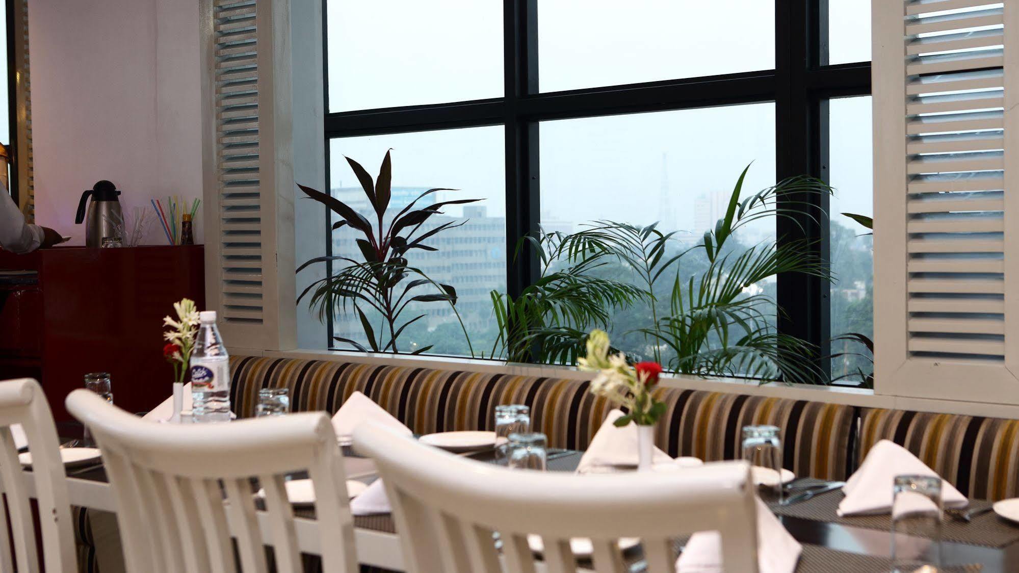 Gemini Continental, Hazratganj Hotel Lucknow Buitenkant foto