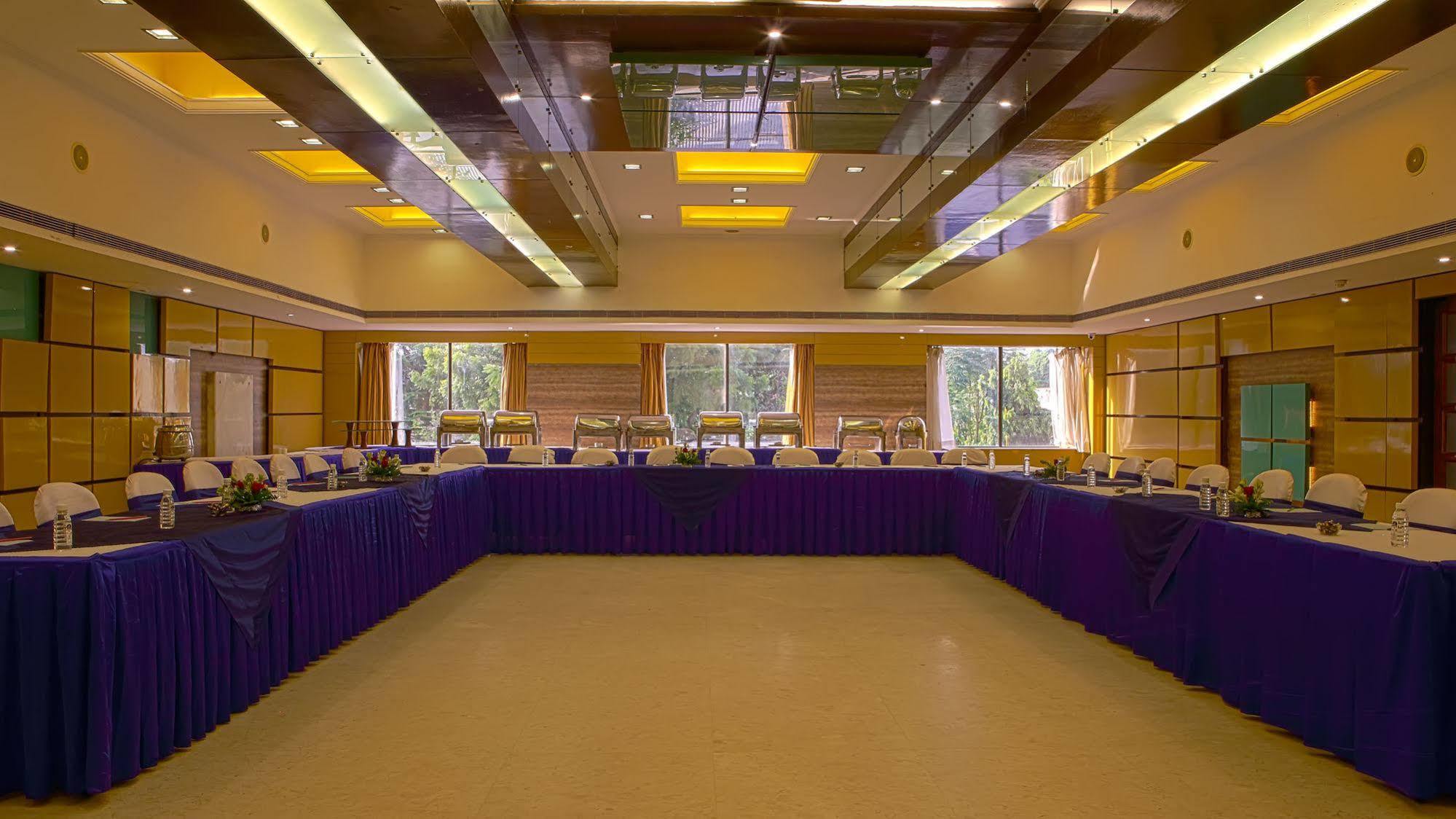Gemini Continental, Hazratganj Hotel Lucknow Buitenkant foto