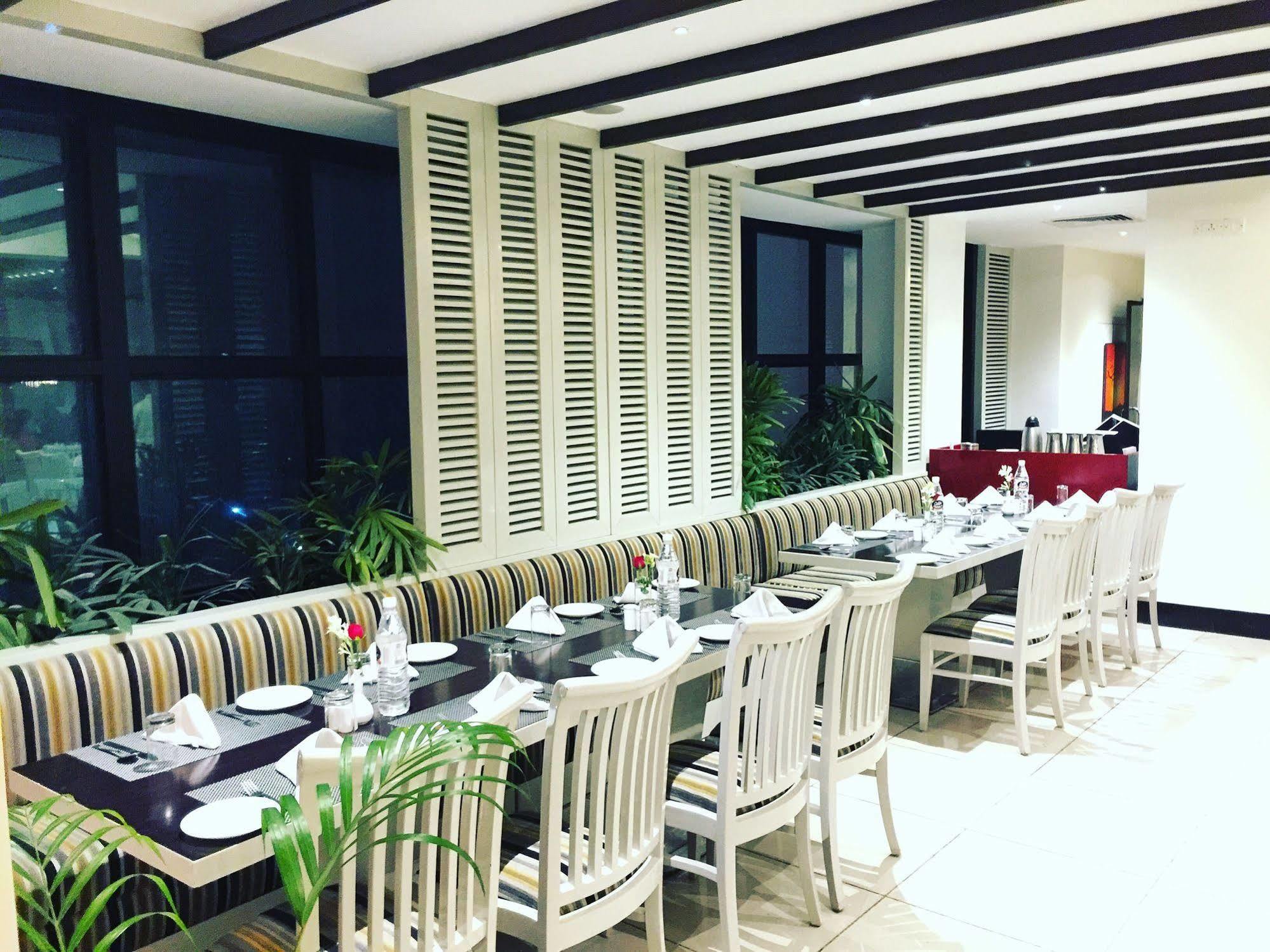 Gemini Continental, Hazratganj Hotel Lucknow Buitenkant foto