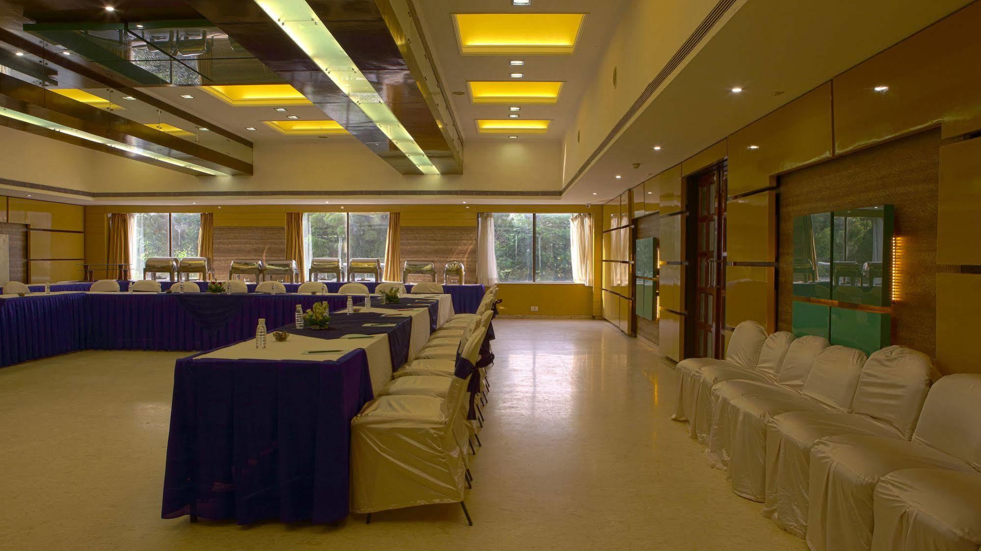Gemini Continental, Hazratganj Hotel Lucknow Buitenkant foto