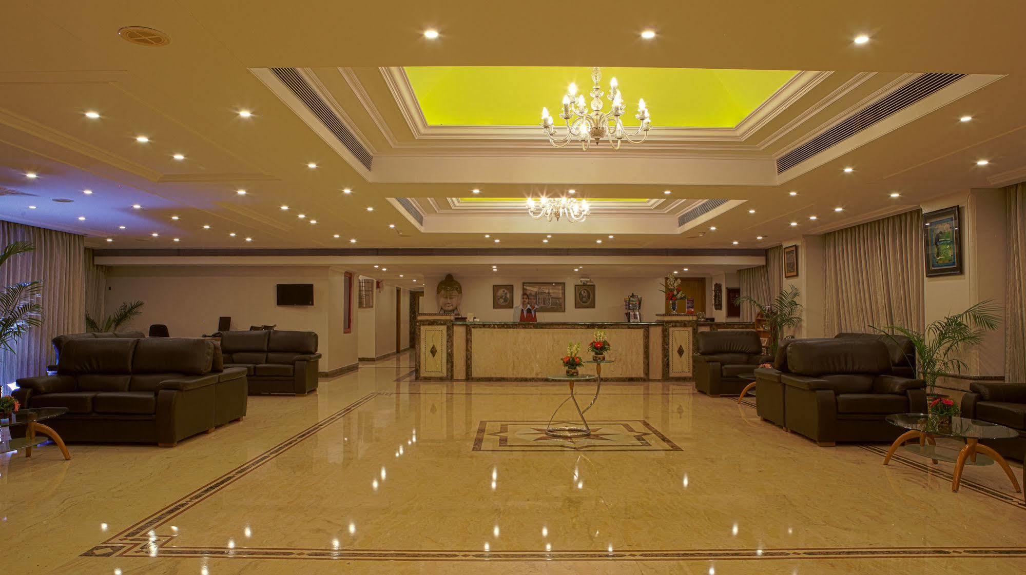Gemini Continental, Hazratganj Hotel Lucknow Buitenkant foto