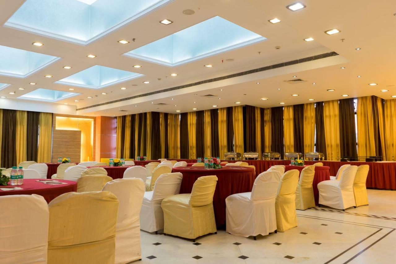 Gemini Continental, Hazratganj Hotel Lucknow Buitenkant foto